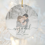 Erste Weihnachts Verlobte Custom Foto Green Script Keramik Ornament<br><div class="desc">Gedenken Sie Ihre Verlobung mit diesem schönen modernen Sakraldekor. Der grüne Text der dunklen Kiefernnadel lautet "Unser erstes Weihnachtsfest verlobt", mit dem Wort "verlobt" in eleganter Schrift mit Schnörkeln vor und nach. Ersetzen Sie das Beispielbild durch Ihr Lieblings-Foto, und fügen Sie Ihre Namen und das Jahr hinzu. Mithilfe eines Farbverlaufsefilters...</div>