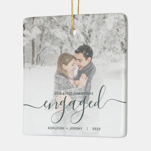 Erste Weihnachts Verlobte Custom Foto Green Script Keramikornament (Links)