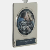 Erste Weihnachts-Verlobte Script-Overlay-Foto Banner-Ornament Silber (Rechts)