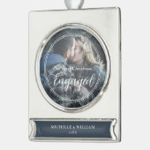 Erste Weihnachts-Verlobte Script-Overlay-Foto Banner-Ornament Silber (Links)