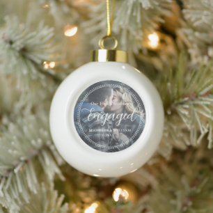 Erste Weihnachts-Verlobte Script-Overlay-Foto Keramik Kugel-Ornament