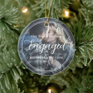 Erste Weihnachts-Verlobte Script-Overlay-Foto Keramik Ornament