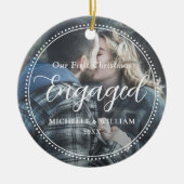 Erste Weihnachts-Verlobte Script-Overlay-Foto Keramik Ornament (Vorne)