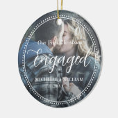 Erste Weihnachts-Verlobte Script-Overlay-Foto Keramik Ornament (Links)