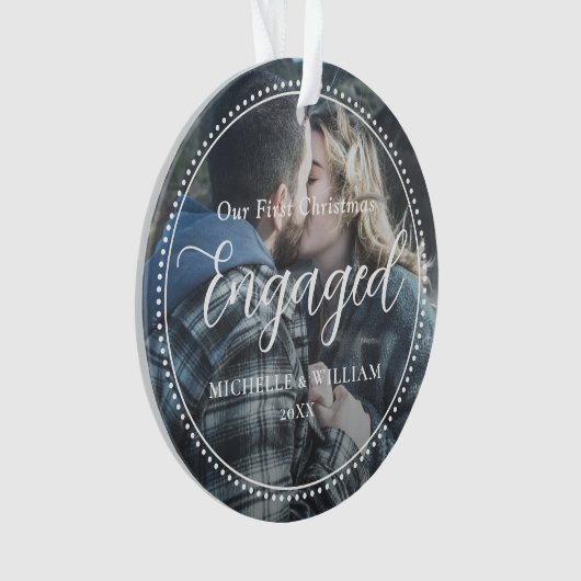Erste Weihnachts-Verlobte Script-Overlay-Foto Ornament (Vorderseite)