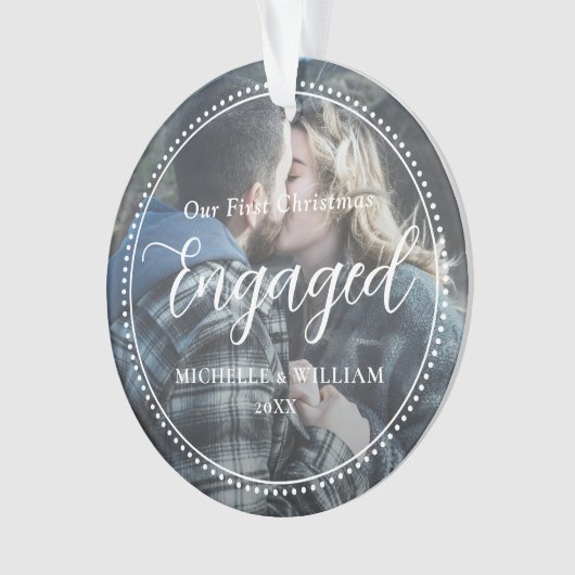 Erste Weihnachts-Verlobte Script-Overlay-Foto Ornament (Vorderseite)