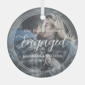 Erste Weihnachts-Verlobte Script-Overlay-Foto Ornament Aus Glas (Vorderseite)