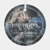 Erste Weihnachts-Verlobte Script-Overlay-Foto Ornament Aus Glas (Rückseite)