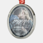 Erste Weihnachts-Verlobte Script-Overlay-Foto Ornament Aus Metall (Links)