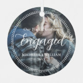 Erste Weihnachts-Verlobte Script-Overlay-Foto Ornament Aus Metall (Vorderseite)