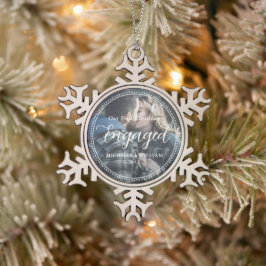 Erste Weihnachts-Verlobte Script-Overlay-Foto Schneeflocken Zinn-Ornament