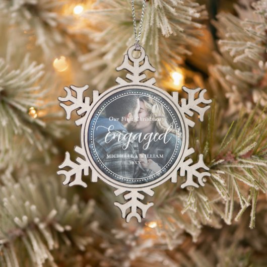 Erste Weihnachts-Verlobte Script-Overlay-Foto Schneeflocken Zinn-Ornament (Baum)