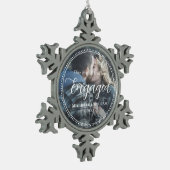 Erste Weihnachts-Verlobte Script-Overlay-Foto Schneeflocken Zinn-Ornament (Links)