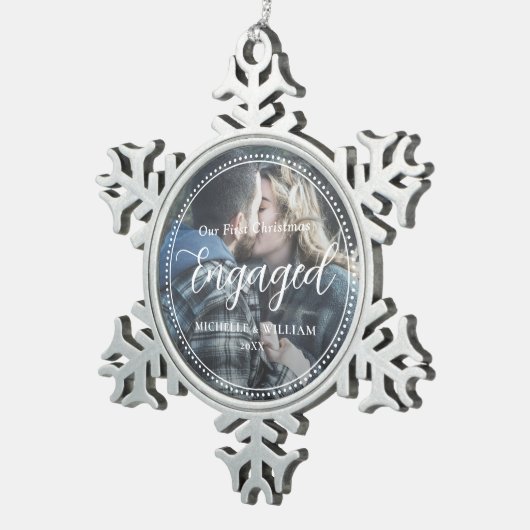 Erste Weihnachts-Verlobte Script-Overlay-Foto Schneeflocken Zinn-Ornament (Rechts)