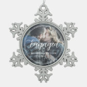 Erste Weihnachts-Verlobte Script-Overlay-Foto Schneeflocken Zinn-Ornament (Vorderseite)