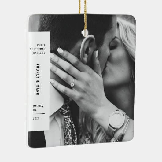 Erste Weihnachts Verlobten Couple Foto Minimalisti Keramikornament (Rechts)