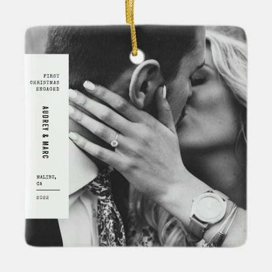 Erste Weihnachts Verlobten Couple Foto Minimalisti Keramikornament (Vorderseite)