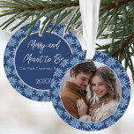 Erste Weihnachts Verlobten Paare Foto Poinsettia Ornament<br><div class="desc">Erinnern Sie sich an Ihre erste Weihnachtszeit als verlobtes Paar mit diesem wunderschönen Foto-Ornament mit einem klassisch blau-weiß gezeichneten Poinsettienmuster mit einem Foto auf der einen Seite und Ihrem Text auf der Rückseite.</div>