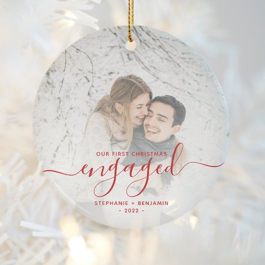 Erste Weihnachts Verlobtes Foto Bright Red Script Keramik Ornament