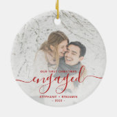 Erste Weihnachts Verlobtes Foto Bright Red Script Keramik Ornament (Hinten)