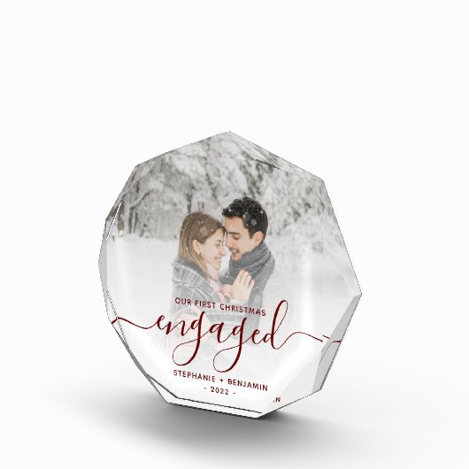 Erste Weihnachts Verlobtes Foto Burgundy Script (Rechts)