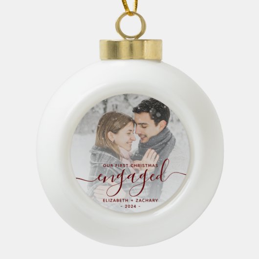 Erste Weihnachts Verlobtes Foto Burgundy Script Keramik Kugel-Ornament (Vorderseite)