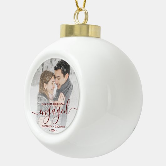 Erste Weihnachts Verlobtes Foto Burgundy Script Keramik Kugel-Ornament (Rechts)