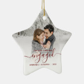 Erste Weihnachts Verlobtes Foto Burgundy Script Keramik Ornament (Rechts)