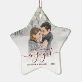 Erste Weihnachts Verlobtes Foto Burgundy Script Keramik Ornament (Links)
