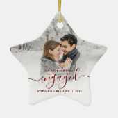Erste Weihnachts Verlobtes Foto Burgundy Script Keramik Ornament (Hinten)
