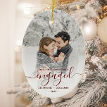 Erste Weihnachts Verlobtes Foto Burgundy Script Keramik Ornament<br><div class="desc">Gedenken Sie Ihre Verlobung mit diesem schönen modernen Sakraldekor. Der bordeauxrote Text lautet "Unser erstes Weihnachtsfest verlobt", mit dem Wort "verlobt" in eleganter Handschrift mit Schnörkeln vor und nach. Ersetzen Sie das Beispielbild durch Ihr Lieblings-Foto, und fügen Sie Ihre Namen und das Jahr hinzu. Mithilfe eines Farbverlaufsefilters wird der Pop...</div>