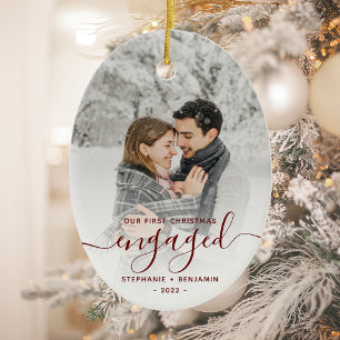 Erste Weihnachts Verlobtes Foto Burgundy Script Keramik Ornament