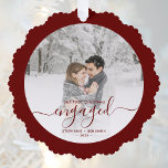 Erste Weihnachts Verlobtes Foto Burgundy Script Ornament Karte<br><div class="desc">Erinnern Sie sich an Ihre Verlobung mit dieser wunderschönen Schmuckkarte. Der bordeauxfarbene Text lautet "Unser erstes Weihnachten verlobt", mit dem Wort "verlobt" in eleganter Handschrift mit Schnörkeln vor und nach. Ersetzen Sie das Beispielbild durch Ihr Lieblings-Foto, und fügen Sie Ihre Namen und das Jahr hinzu. Mithilfe eines Farbverlaufsefilters wird der...</div>