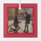 Erste Weihnachts Verlobtes Foto Red Ornament Aus Glas (Vorderseite)