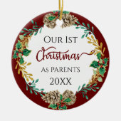 Erste Weihnachtseltern Holly Pine Cone Leaf Foto Keramik Ornament (Vorne)