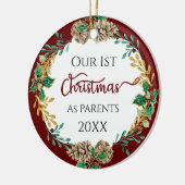 Erste Weihnachtseltern Holly Pine Cone Leaf Foto Keramik Ornament (Links)