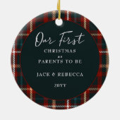 Erste Weihnachtseltern zu sein Tartan Kariertes Fo Keramik Ornament (Hinten)