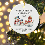 Erste Weihnachtsfamilie der vier Snowmans Keramik Ornament<br><div class="desc">Erste Weihnachtsfeier als Vier-Snowmans-Keramik-Ornament Der perfekte erste Weihnachtskuchen für die erste Weihnachtsfeier Ihrer Familie mit Ihrem neuen Baby. Passen Sie Ihren Schmuck mit Ihren Familiennamen und Datum an.</div>