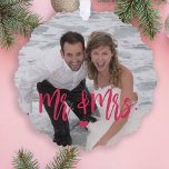 Erste Weihnachtsfeier als Foto von Mr & Mrs. Ornament Karte<br><div class="desc">Moderne lustige rosa Drehbuch zuerst Weihnachten zusammen als Mr. und Mrs. Keepake Baum-Schmuckkartenvorlage. Einfach mit Text,  Namen und Datum auf der Rückseite personalisieren.</div>