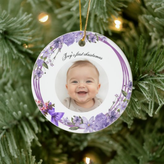 Erste Weihnachtsfeier des Babys - Lila Blumenreath Keramik Ornament (Baum)