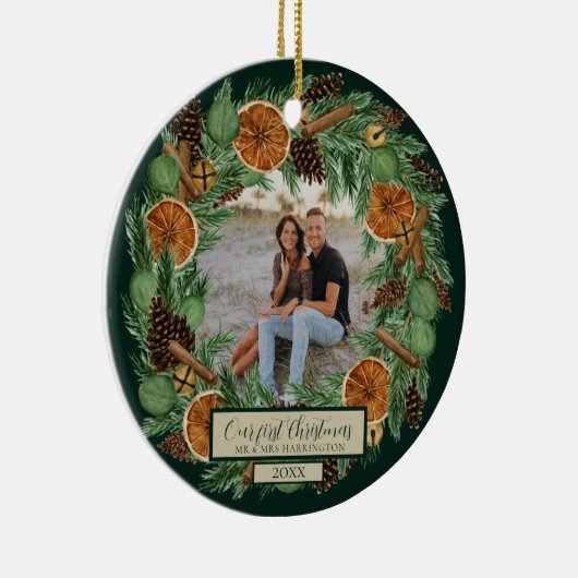 Erste Weihnachtsfeier Ein Foto Rustikaler Kiefernk Keramik Ornament (Rechts)