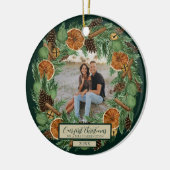 Erste Weihnachtsfeier Ein Foto Rustikaler Kiefernk Keramik Ornament (Links)