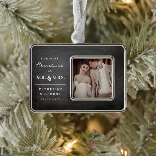 Erste Weihnachtsfeier Mr. & Mrs. Wedding Chalkboar Rahmen-Ornament Silber (Baum)