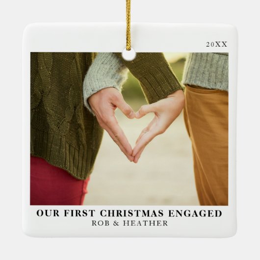 Erste Weihnachtsfeier Verlobt Minimale Verlobung F Keramikornament (Rückseite)