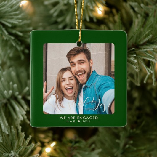 Erste Weihnachtsfeier Verlobtes Couple Custom Foto Keramikornament (Baum)