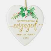 Erste Weihnachtsfeier Verlobtes Holly-Gold-Script- Keramik Ornament (Rechts)