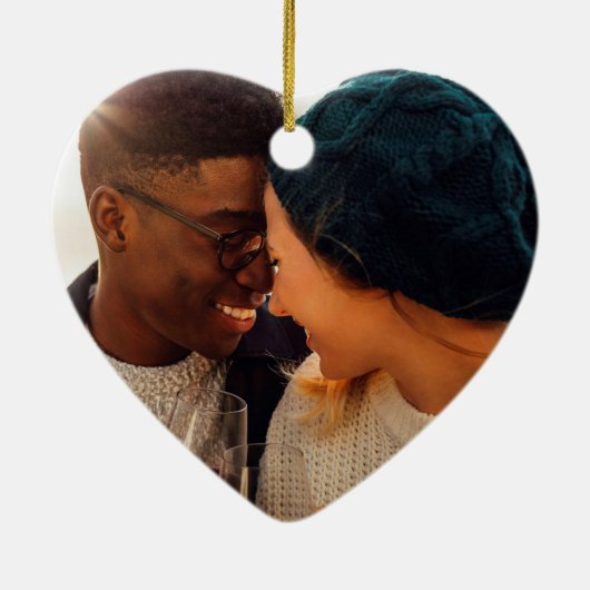 Erste Weihnachtsfeier Verlobtes Holly-Gold-Script- Keramik Ornament (Hinten)