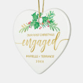 Erste Weihnachtsfeier Verlobtes Holly-Gold-Script- Keramik Ornament (Links)