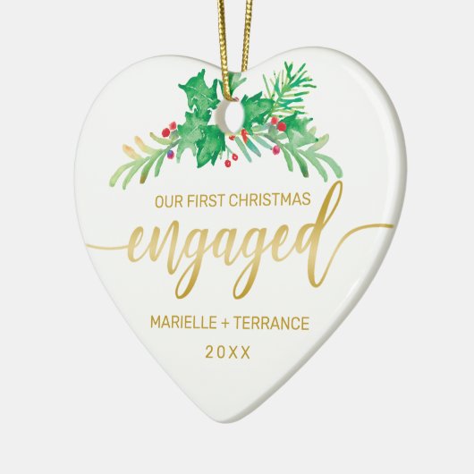 Erste Weihnachtsfeier Verlobtes Holly-Gold-Script- Keramik Ornament (Links)