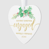 Erste Weihnachtsfeier Verlobtes Holly-Gold-Script- Ornament (Vorderseite)